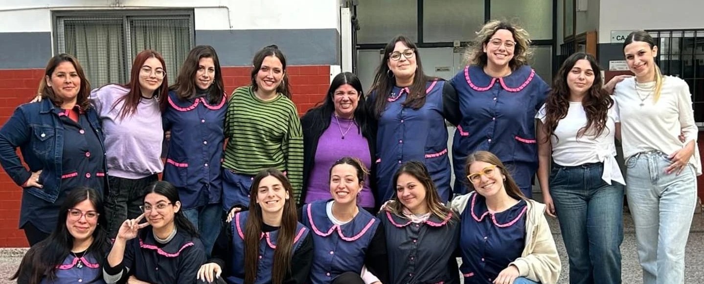 Docente con alumnos