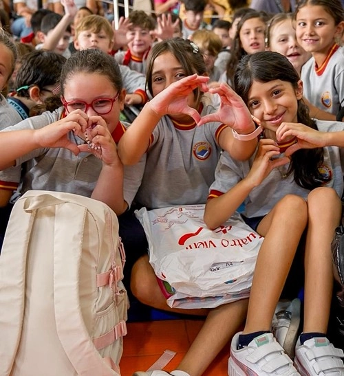 Alumnas del Nivel Primario del Colegio Alberdi compartiendo una jornada de convivencia y participación junto a sus compañeros.