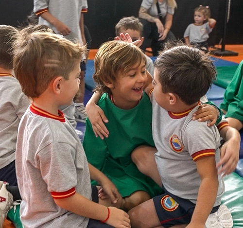 Alumnos del Nivel Inicial del Colegio Alberdi compartiendo una actividad de socialización, juego y convivencia junto a sus compañeros.