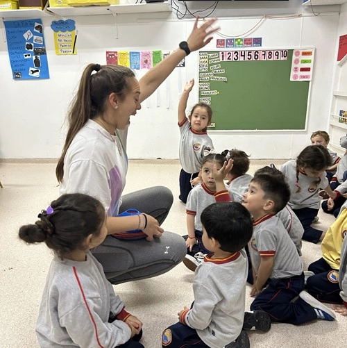 Docente y alumnos del Nivel Inicial del Colegio Alberdi participando en una actividad de aprendizaje participativo y construcción de conocimientos en el aula.