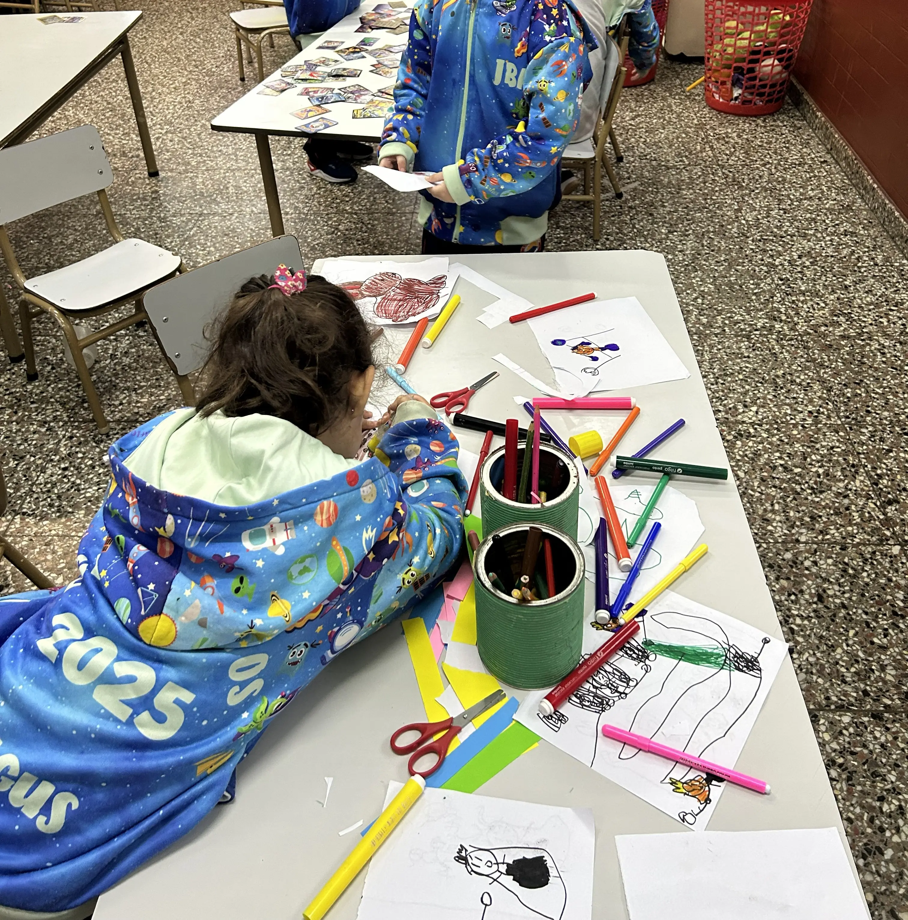Alumnos del Nivel Inicial del Colegio Alberdi participando en un taller de arte, dibujo y expresión creativa con materiales didácticos.