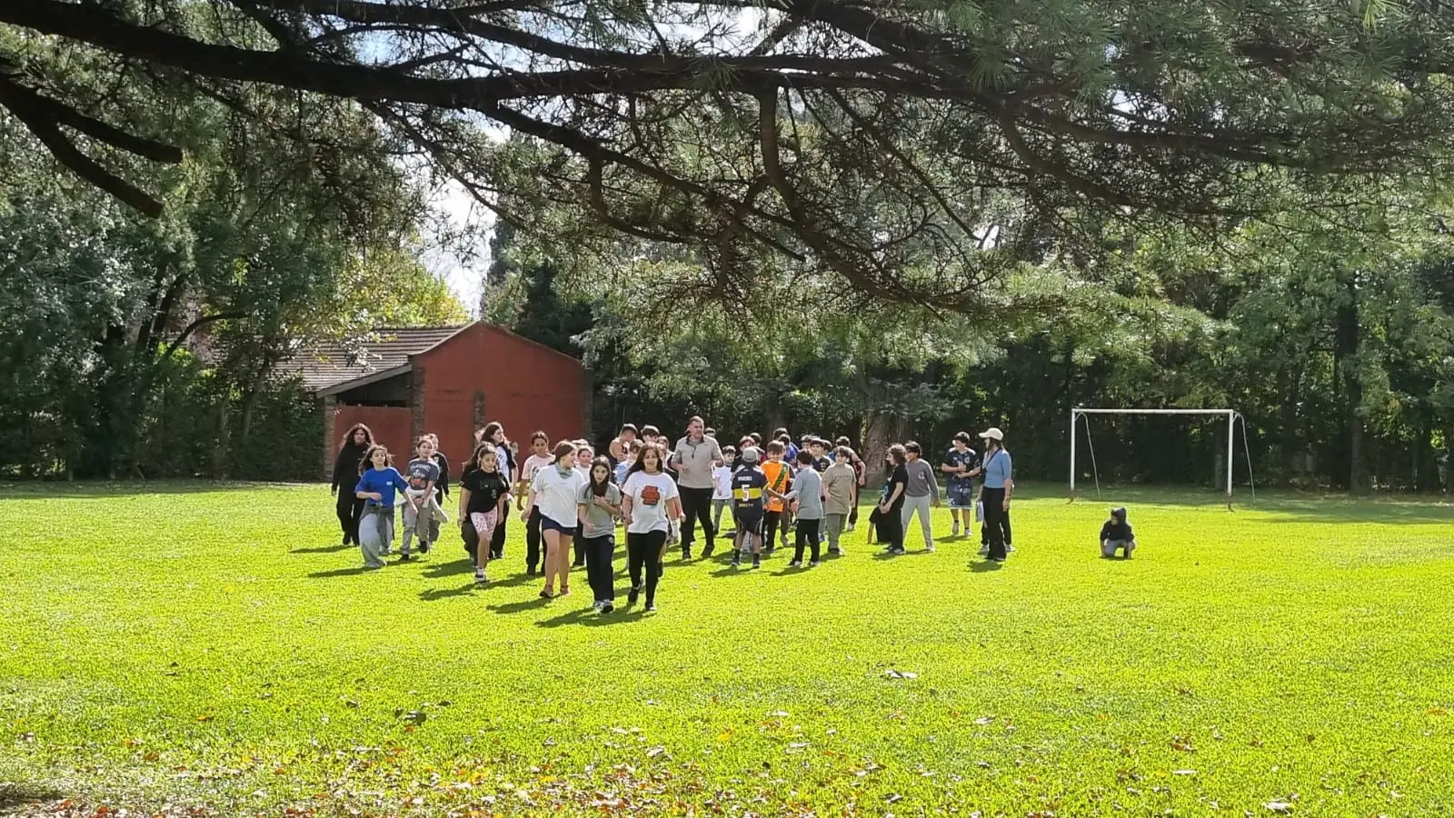 Estudiantes del Colegio Alberdi participando en una jornada de convivencia, recreación y aprendizaje al aire libre.